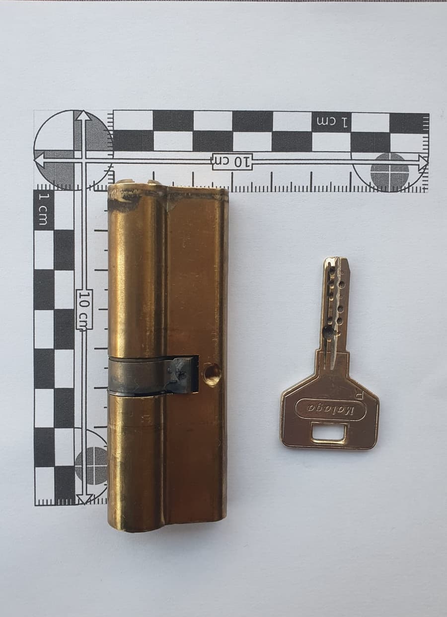Bombín y llave analizados por un perito cerrajero forense en Mijas